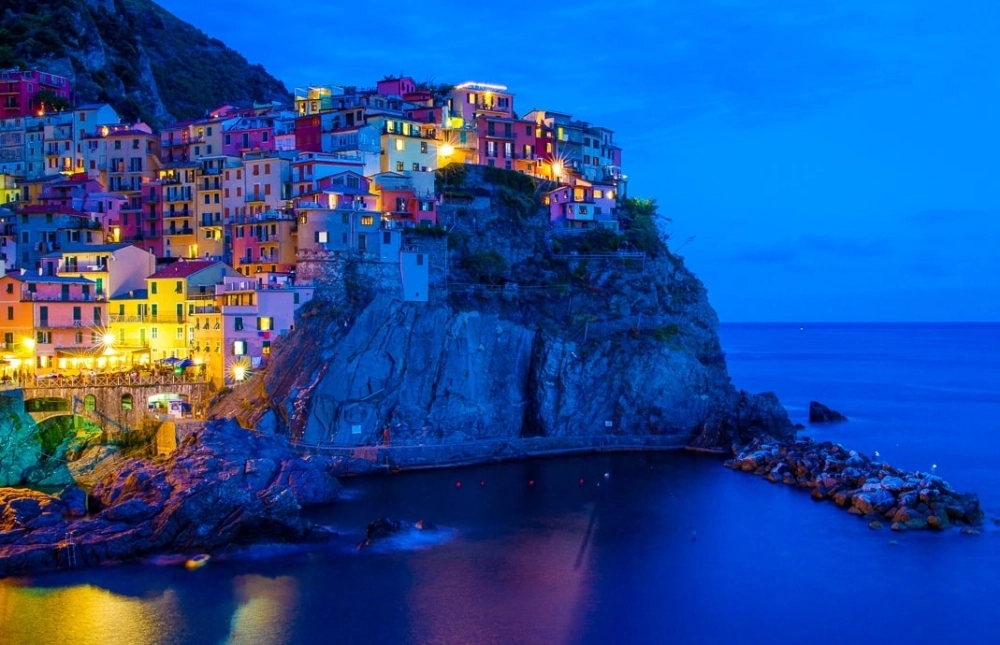 Phong cảnh biển Ý xanh trong và đầy nắng gió