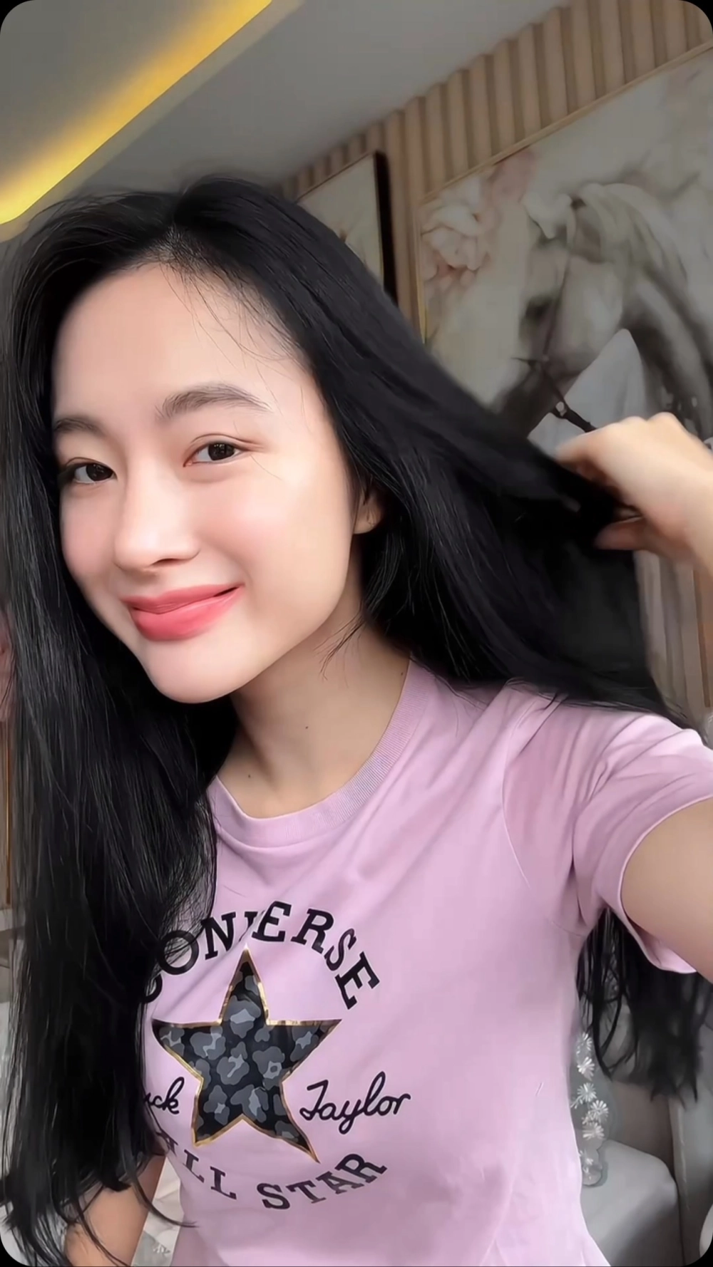 Cô gái đẹp nhất Việt Nam gây ấn tượng.