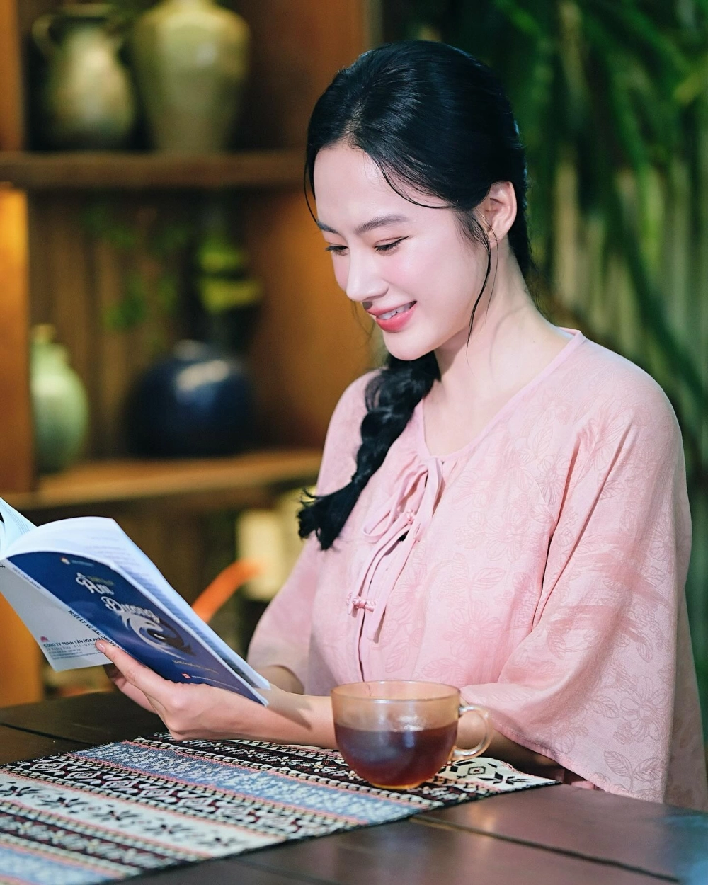 Cô gái xinh đẹp nhất Việt Nam rạng rỡ.