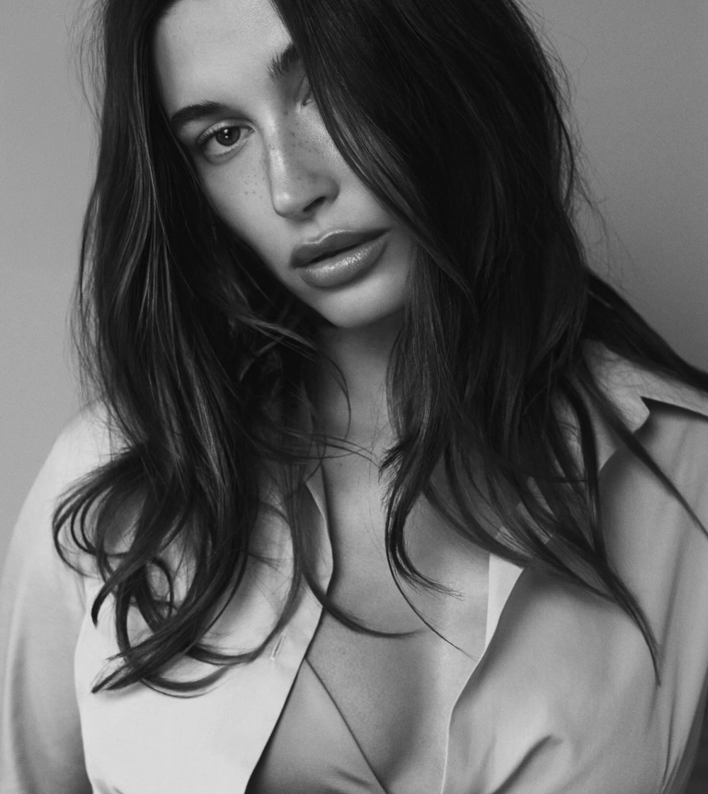 Hailey Bieber makeup nổi bật với phong cách tự nhiên.