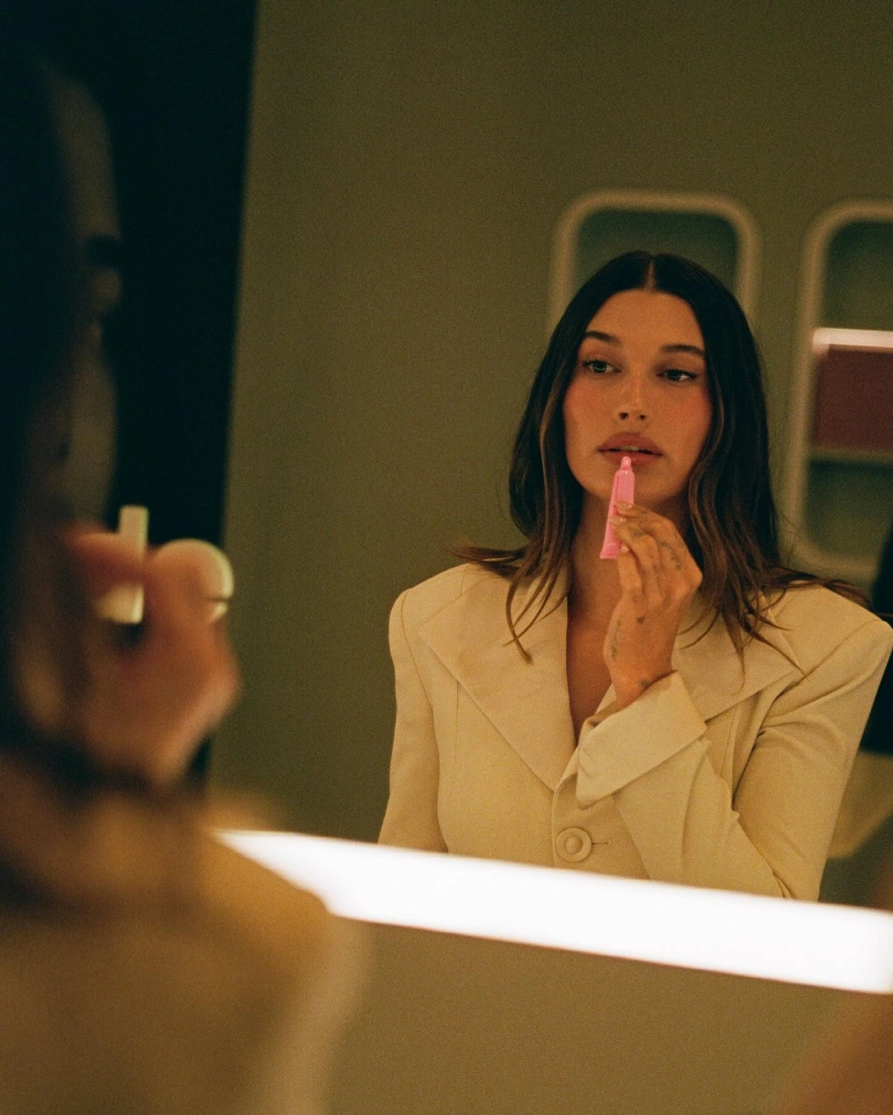 Hailey Bieber net worth phản ánh sự nghiệp thành công.