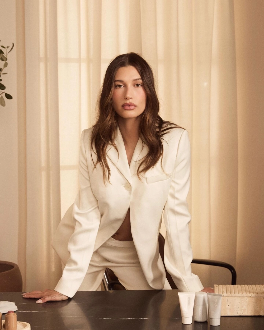 Hailey Bieber nails luôn được giới trẻ yêu thích.