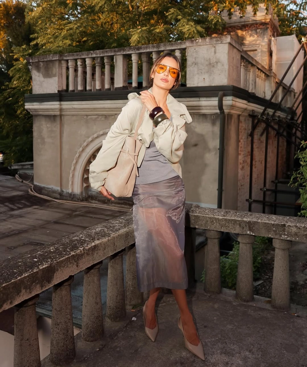 Cập nhật phong cách sống và những chuyến du lịch sang chảnh trên Alessandra Ambrosio instagram.