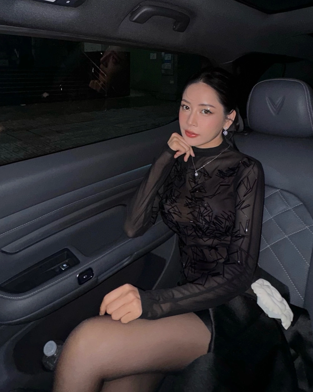 Sự duyên dáng và tràn đầy sức sống ở độ tuổi gái xinh 17 tuổi rực rỡ.