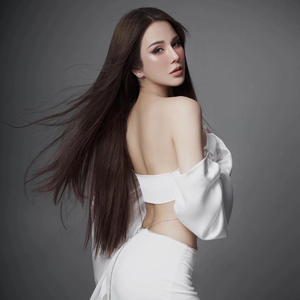 Gương mặt rạng rỡ cùng thân hình gái xinh body chuẩn không tì vết.