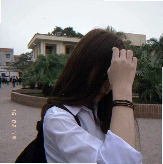 Avatar nữ người thật che mặt với mái tóc dài buông xõa