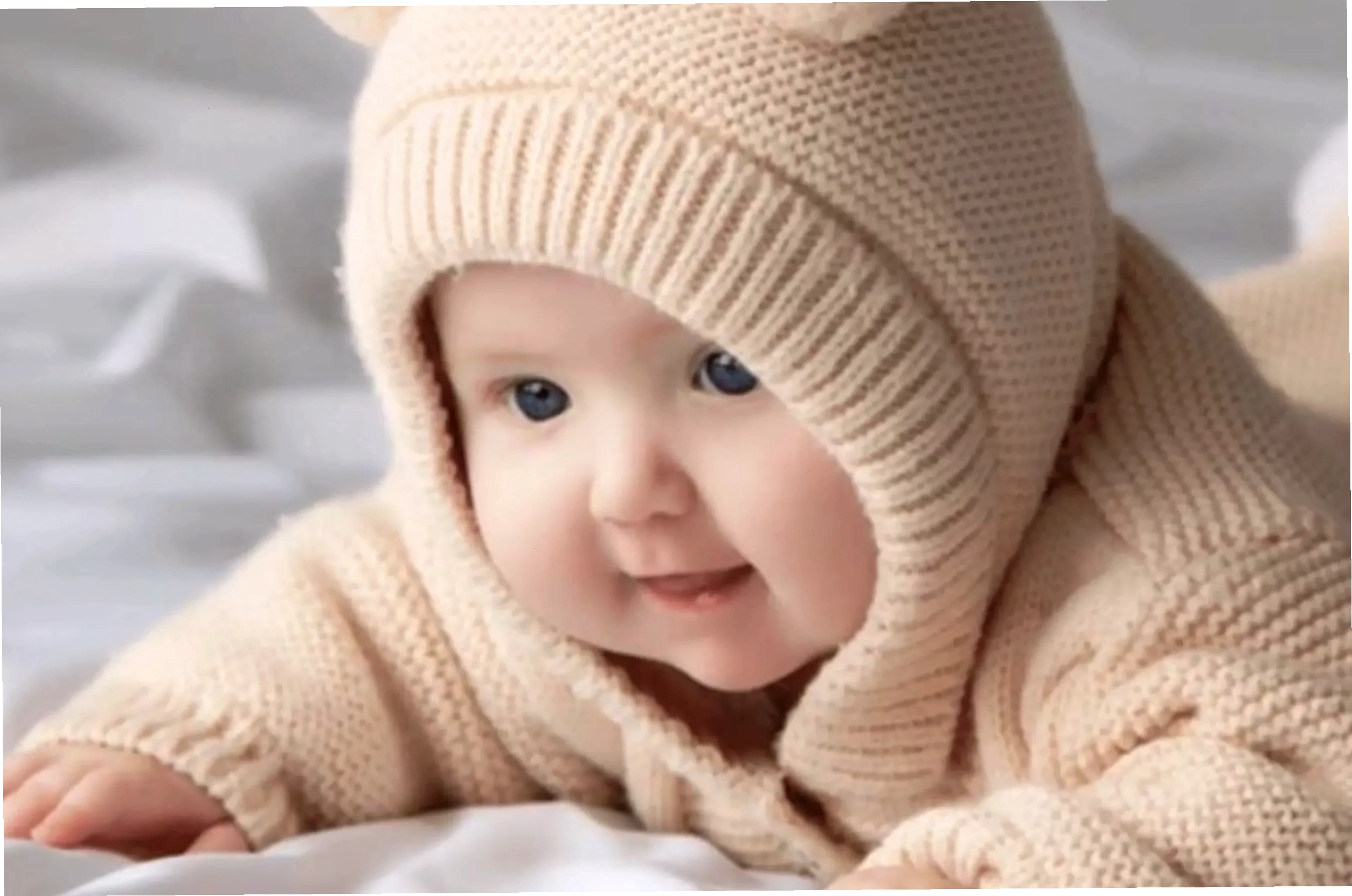 Em bé cười tươi với biểu cảm hài hước