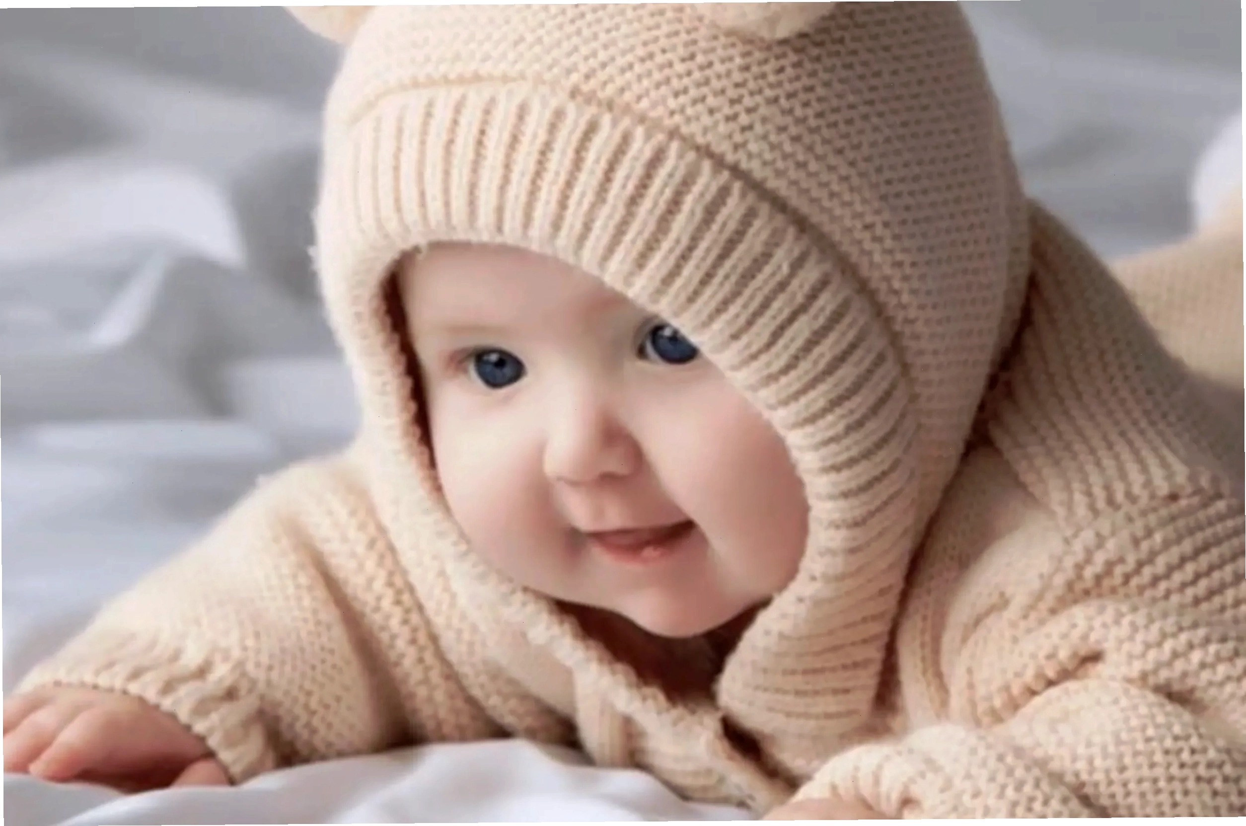 Em bé dễ thương chắp tay, có thể tượng trưng cho sự cô đơn hoặc mong manh