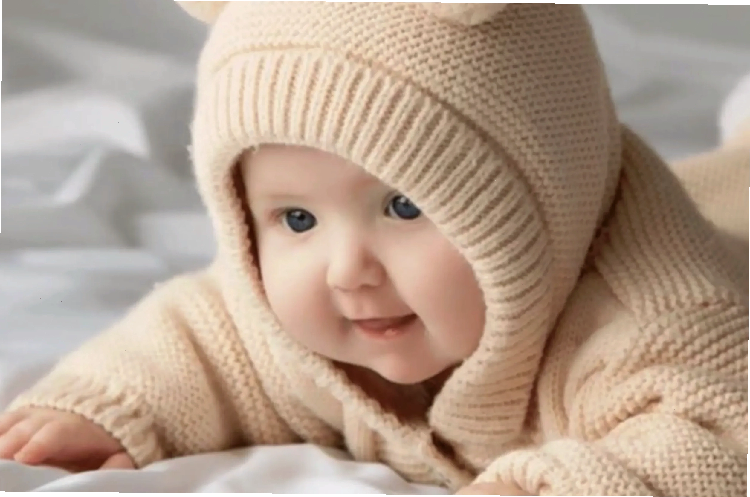 Em bé dễ thương với biểu cảm ngộ nghĩnh