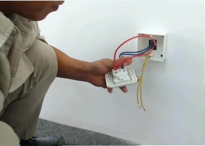 Hình ảnh ổ cắm điện bị cháy xém nhựa quanh lỗ cắm