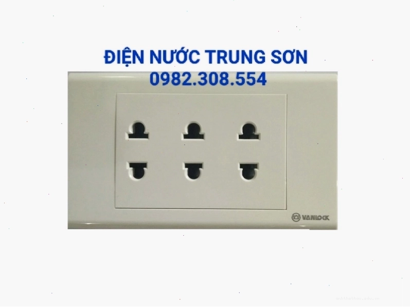 Kỹ thuật viên đang kiểm tra ổ cắm điện bằng bút thử điện chuyên dụng
