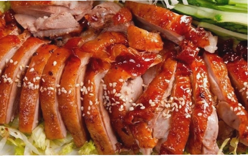 Món vịt quay Bắc Kinh thơm phức với màu da nâu đỏ óng ả