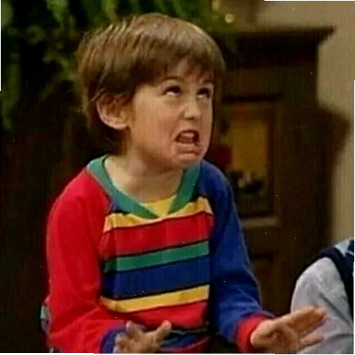 Một biểu cảm nhăn mặt thể hiện sự khó chịu, tương đồng với phản ứng khi gặp meme ma khó hiểu
