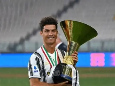 Top 100+ ảnh rực cháy của Ronaldo cầm cúp vinh quang
